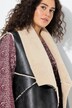 Gilet smanicato di similpelle con fodera di teddy e collo con risvolti