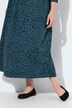 Robe en jersey à coupe évasée. Col tunisien et manches 3/4. Poches
