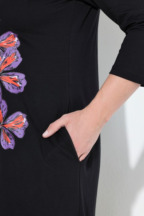 Robe en jersey, motif à fleurs. Col rond et manches 3/4. Coupe évasée
