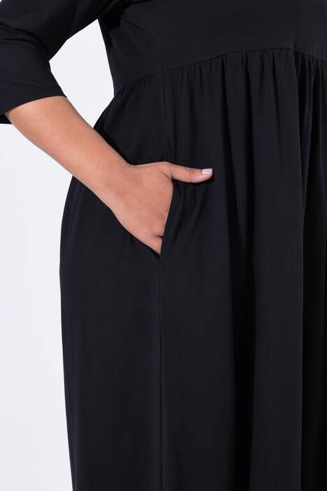Robe maxi en jersey, poches, décolleté rond et manches 3/4, coupe évasée