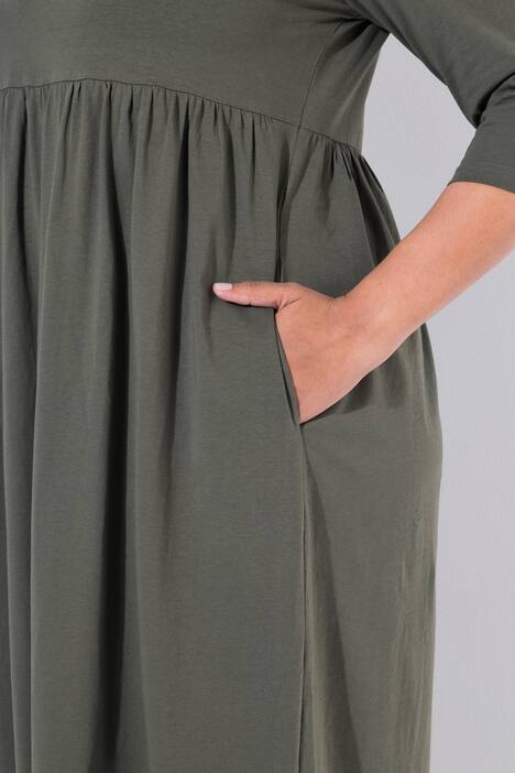 Robe maxi en jersey, poches, décolleté rond et manches 3/4, coupe évasée