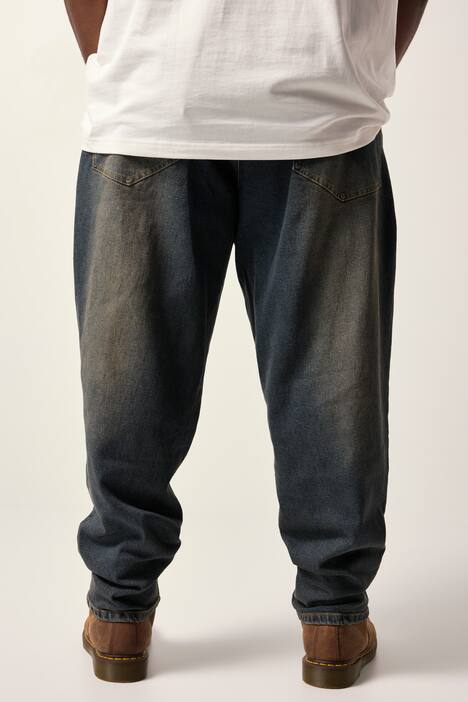 Jeans STHUGE con taglio ampio in dirty denim e cinque tasche, disponibili fino alla tg. 72