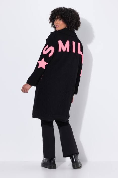 Cappotto di teddy dal taglio leggermente svasato con scritta sul retro