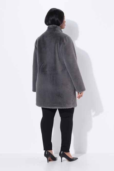 Manteau court imitation fourrure, col montant et boutons-pression, coupe évasée