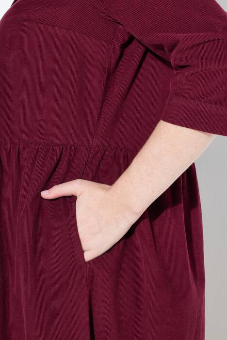 Robe maxi en velours côtelé à col montant, encolure en V et manches longues