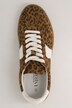 Sneakers en cuir, imitation léopard – largeur H
