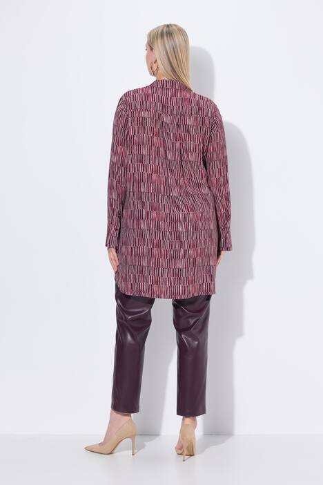 Blouse longue à rayures. Col chemise, manches longues. Coupe évasée