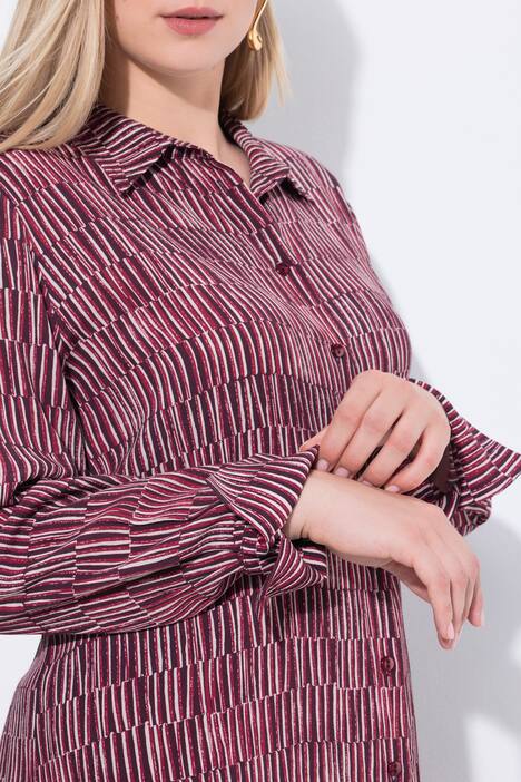 Blouse longue à rayures. Col chemise, manches longues. Coupe évasée