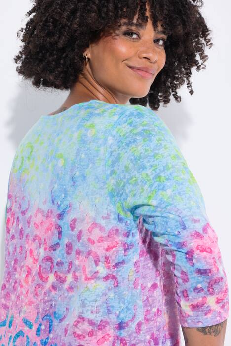 T-shirt dal taglio comodo con fantasia leopardata arcobaleno e baci