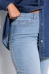 Jean Mom en denim foncé, bas de jambe effiloché, coupe 5 poches