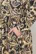 Robe maxi motif cachemire, décolleté carré et manches longues, coupe évasée