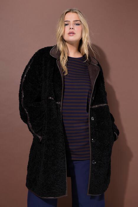 Manteau évasé en fausse fourrure, coutures fantaisie