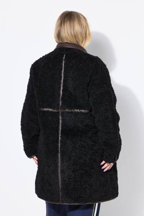 Manteau évasé en fausse fourrure, coutures fantaisie