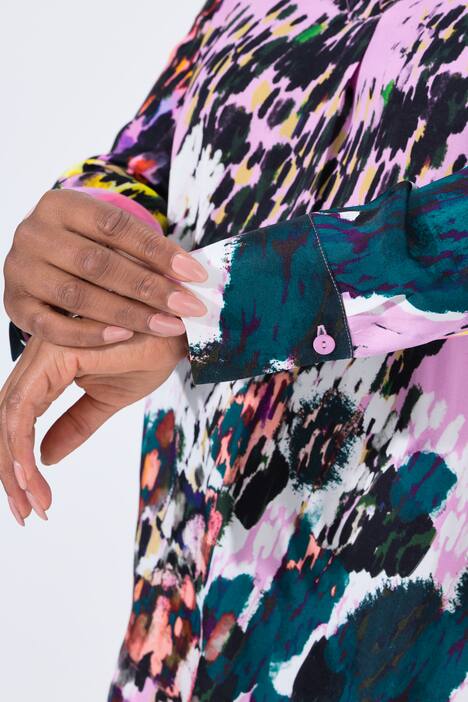 Bluse i sateng, med trykk, V-hals, lange ermer