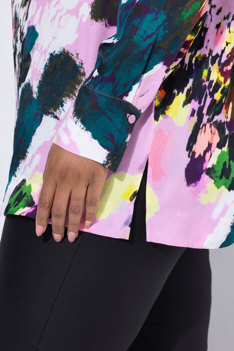 Bluse i sateng, med trykk, V-hals, lange ermer