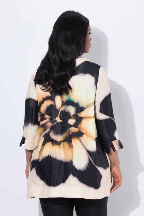 Tunique en satin à imprimé floral, col jabot et et manches 3/4. Coupe évasée