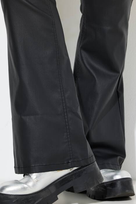 Bootcut-jeans med omslag, coating og 5 lommer