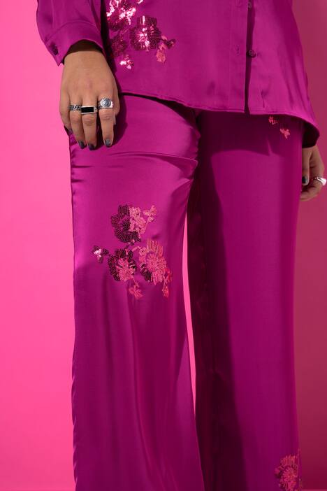 Pantaloni con taglio della gamba ampio e fiori con paillettes