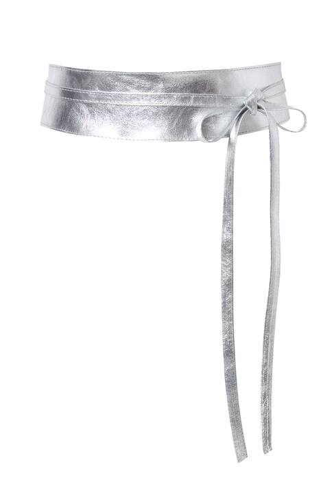 Vázací pásek, metalický vzhled