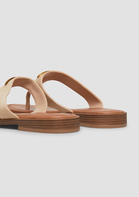 Zehentrenner-Sandalen aus Leder mit dekorativem Detail