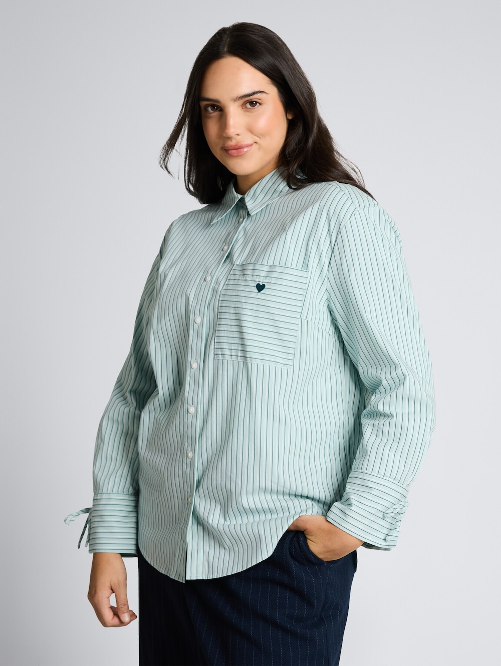 Oversize Hemdbluse mit Herz-Stickerei