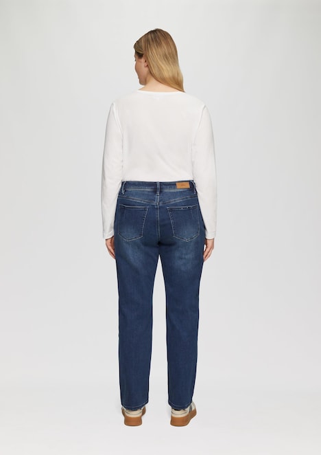 Jeans / Curvy Fit / Mid Rise / Slim Tapered Leg