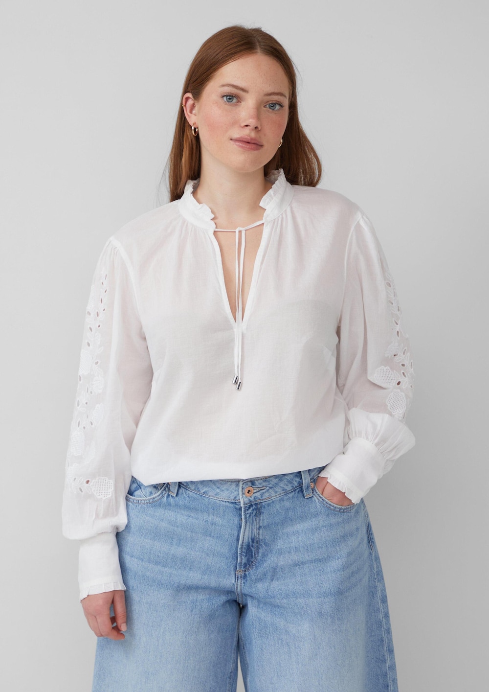 Leichte Baumwollbluse mit Stickerei am Ärmel