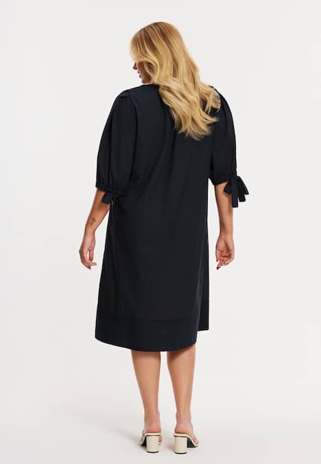 Kleid mit V-Ausschnitt