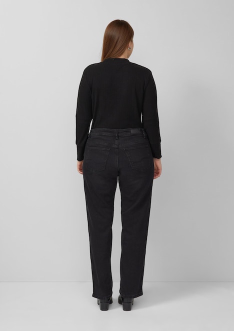 Jeans / Slim Fit / Mid Rise / Straight Leg