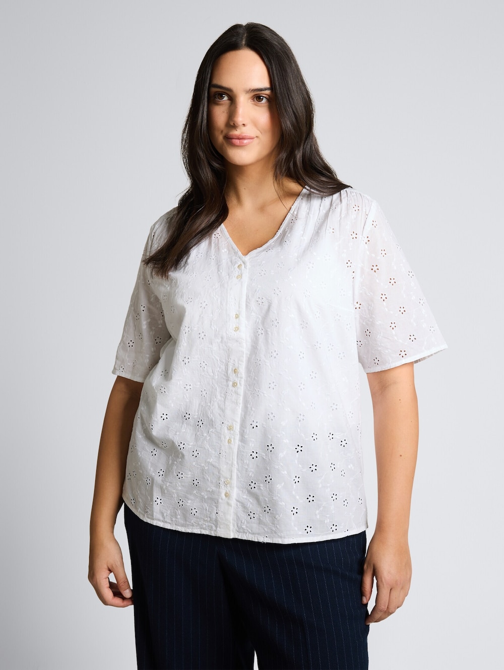 Bluse mit Lochstickerei