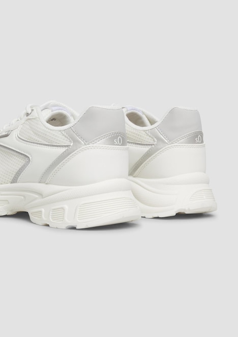 Sneaker mit Schnürung