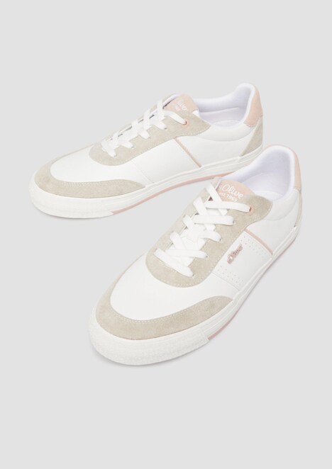 Sneaker mit Schnürung