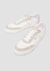 Sneaker mit Schnürung
