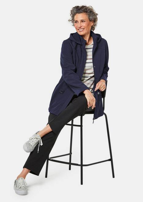 Wasserabweisende Softshelljacke mit Kapuze