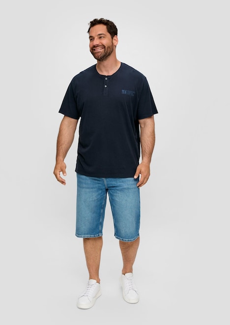 T-Shirt mit Garment Dye und Henley-Ausschnitt