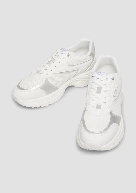 Sneaker mit Schnürung