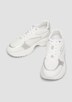 Sneaker mit Schnürung