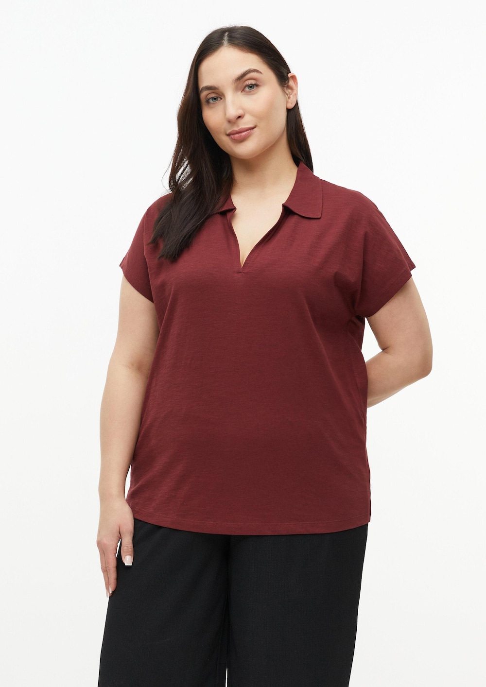 T-Shirt mit Polokragen und überschnittenen Schultern