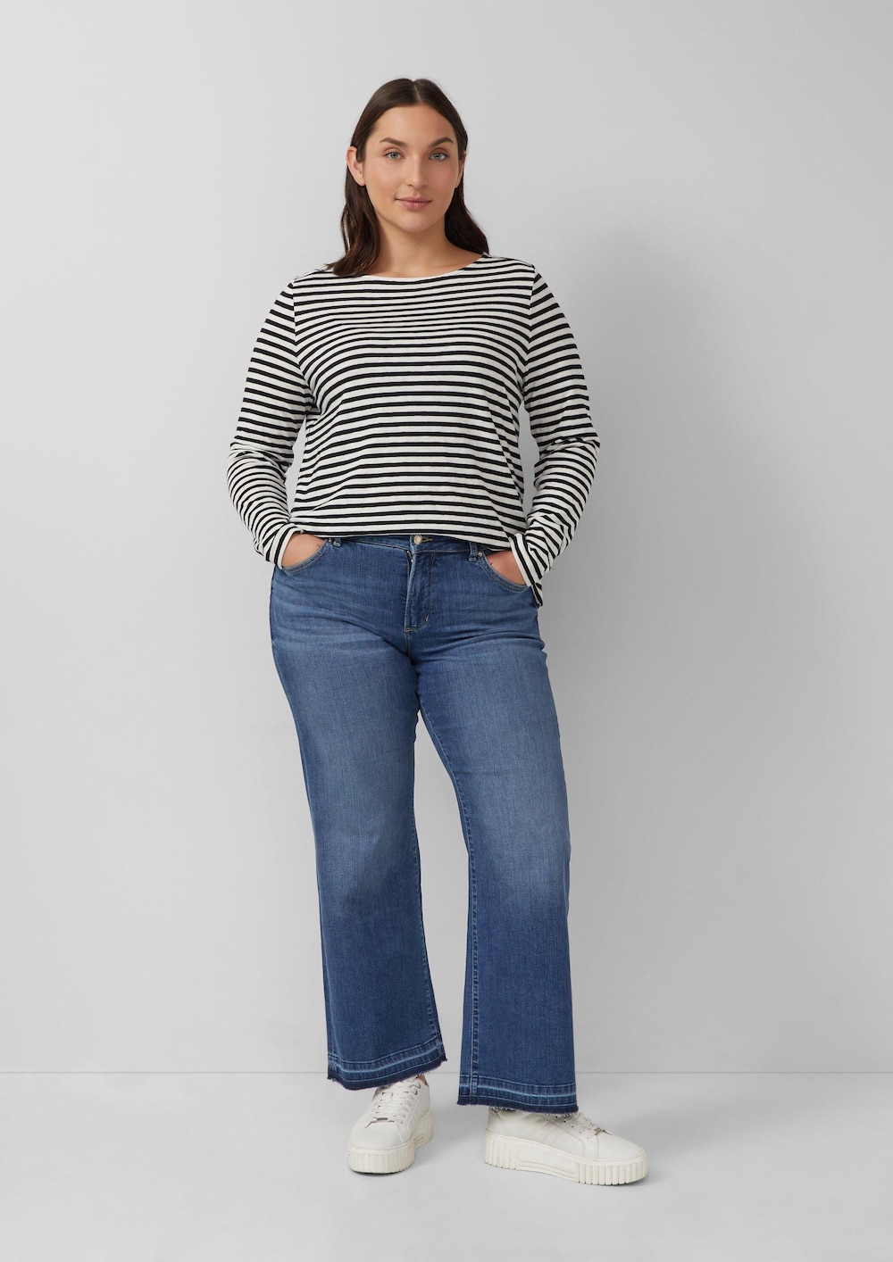 Jeans / Mid Rise / Flared Fit / offener Saum