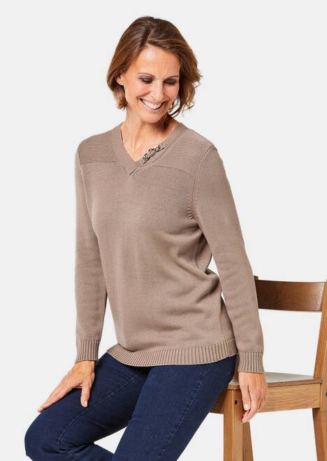 V-Pullover mit Schmuckelement
