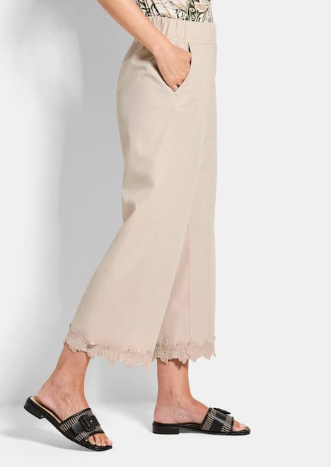 Sommerhose mit floraler Spitze