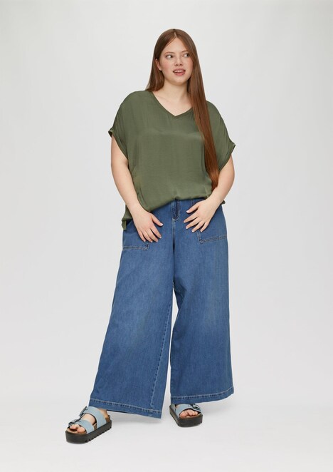 Fabricmix-Shirt im Loose Fit mit V-Ausschnitt