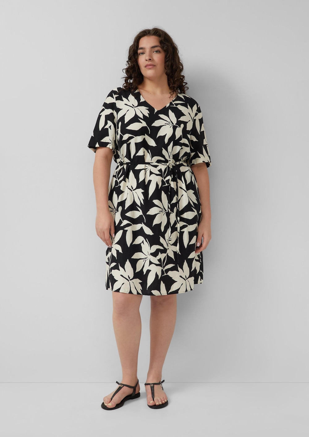 Strukturiertes Kleid mit Gürtel