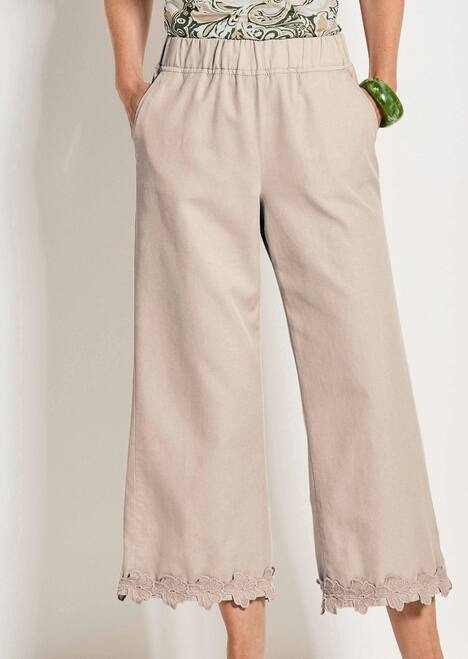 Sommerhose mit floraler Spitze