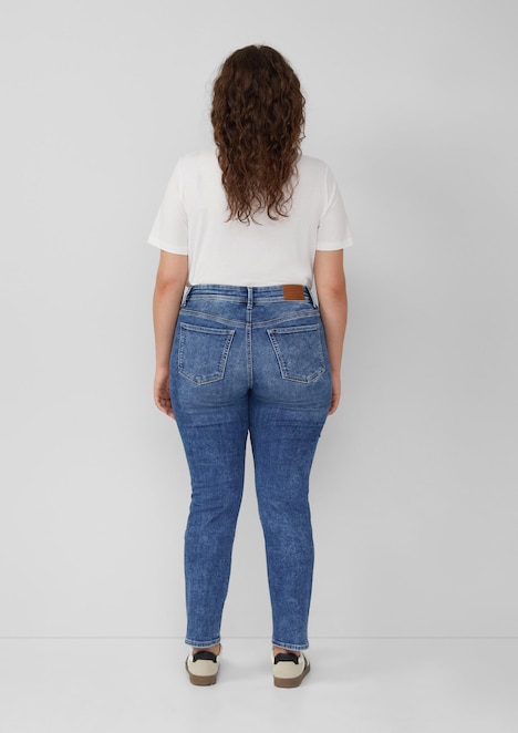 Jeans / Mid Rise / Slim Fit