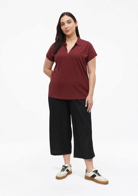 T-Shirt mit Polokragen und überschnittenen Schultern