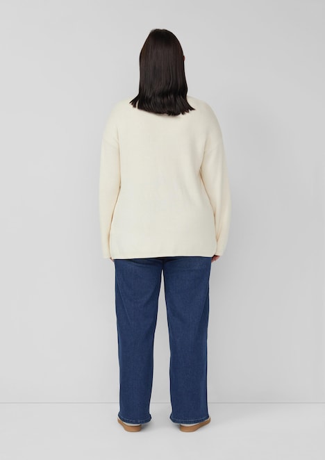 Pullover mit floralem Strickmuster