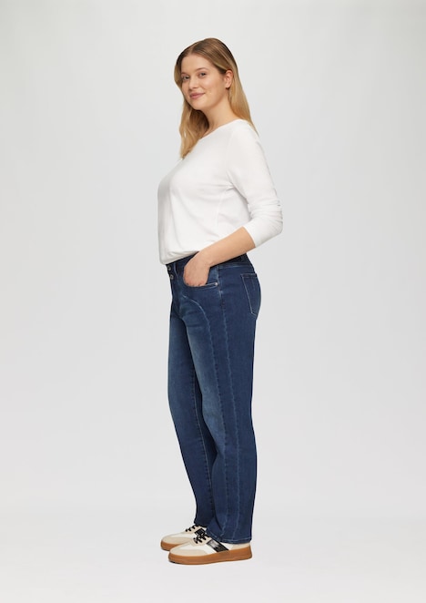 Jeans / Curvy Fit / Mid Rise / Slim Tapered Leg