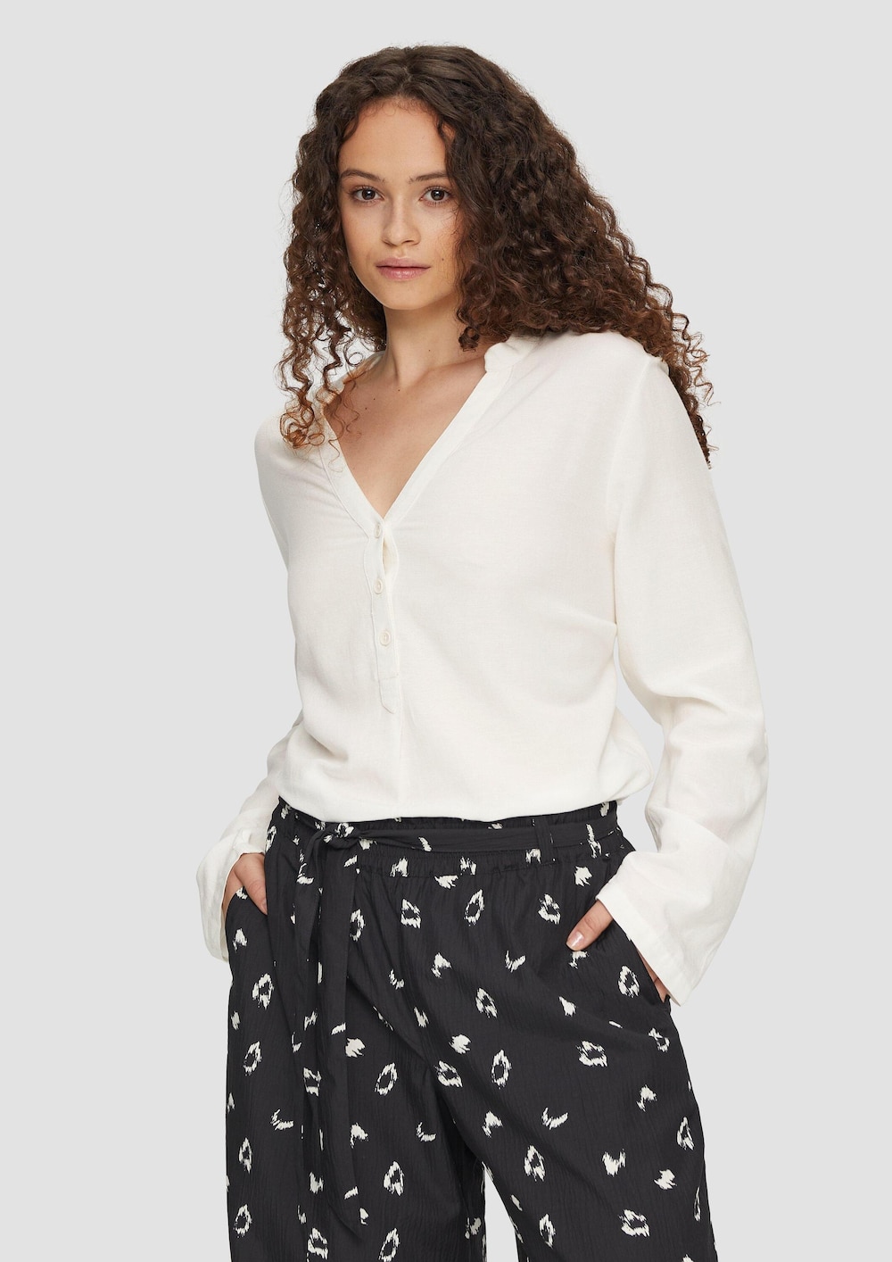 Bluse mit Stehkragen und Knopfleiste