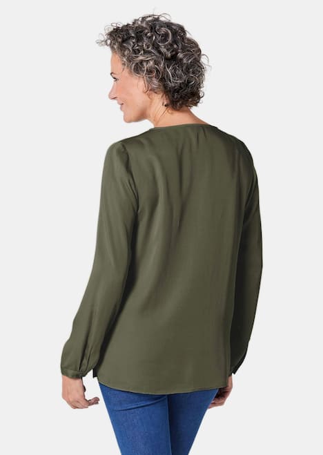 Figurschmeichelnde Schlupfbluse mit modischer Kragenverarbeitung